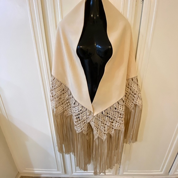 Glamour is the word for this shawl - Picture 5 of 6